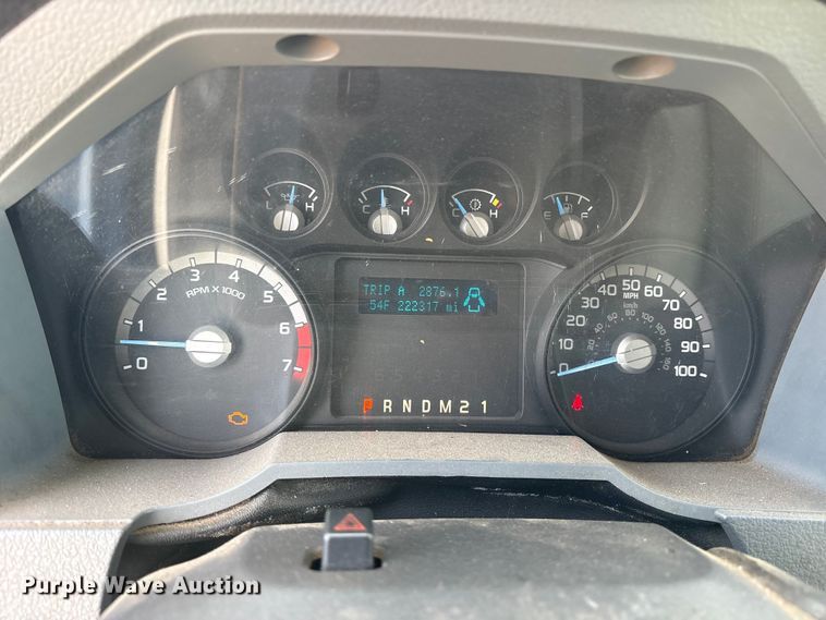 image for item ES8593 2015 Ford F350 Super Duty Crew Cab flatbed pickup truck