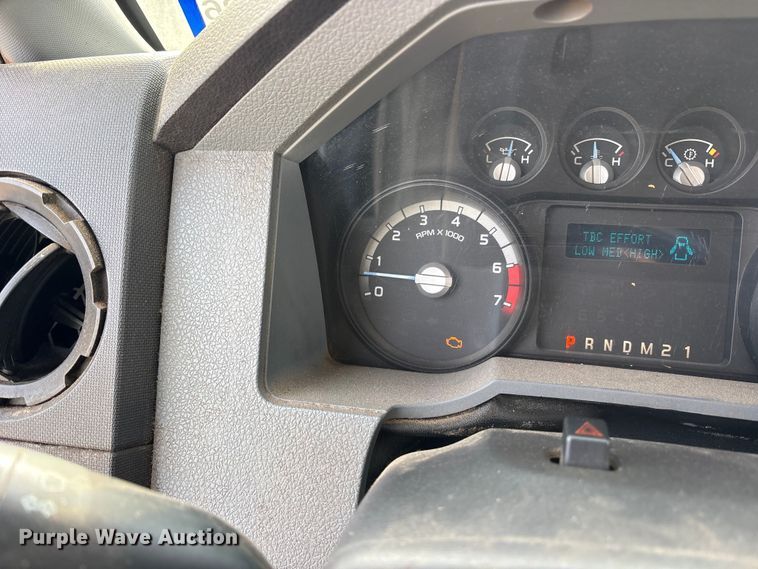 image for item ES8593 2015 Ford F350 Super Duty Crew Cab flatbed pickup truck