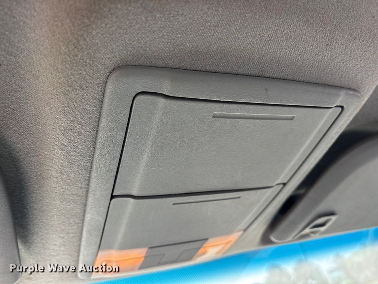 image for item ES8593 2015 Ford F350 Super Duty Crew Cab flatbed pickup truck