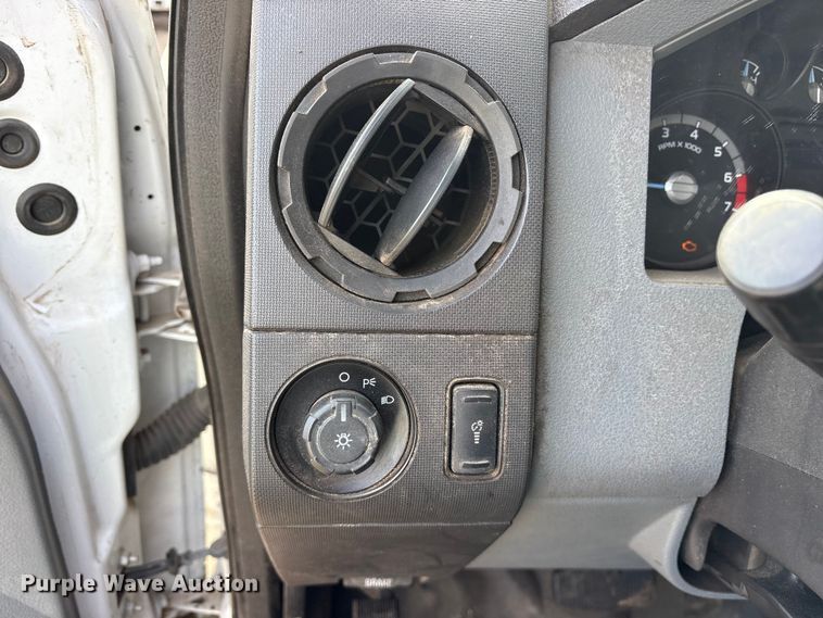 image for item ES8593 2015 Ford F350 Super Duty Crew Cab flatbed pickup truck