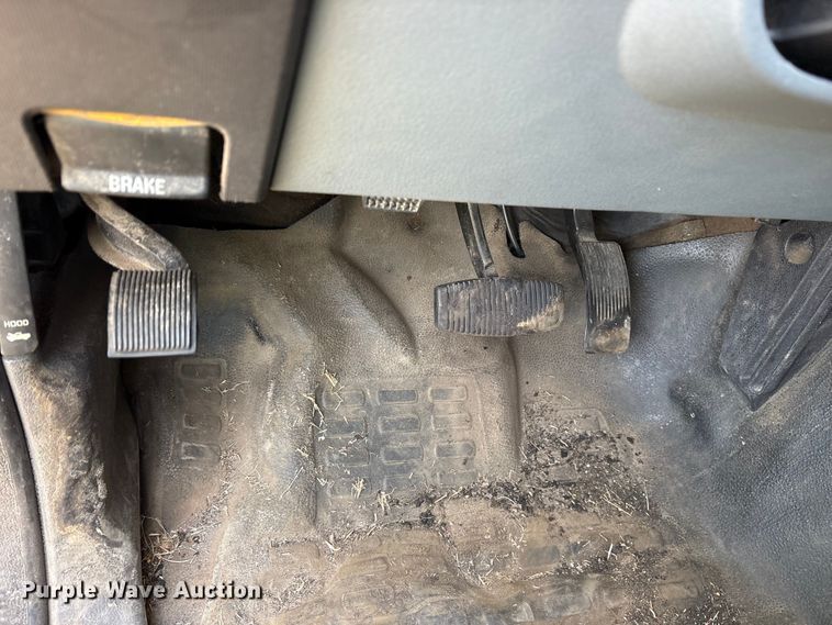 image for item ES8593 2015 Ford F350 Super Duty Crew Cab flatbed pickup truck