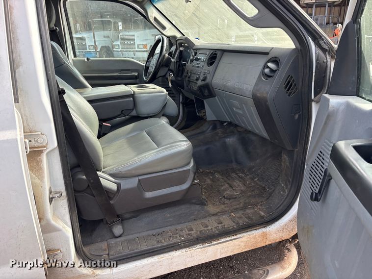 image for item ES8593 2015 Ford F350 Super Duty Crew Cab flatbed pickup truck