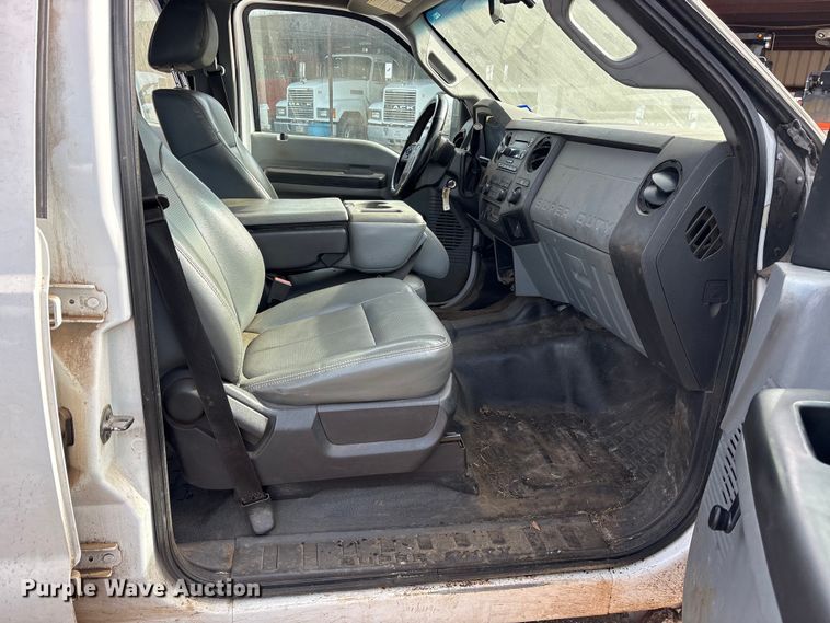 image for item ES8593 2015 Ford F350 Super Duty Crew Cab flatbed pickup truck