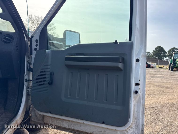 image for item ES8593 2015 Ford F350 Super Duty Crew Cab flatbed pickup truck