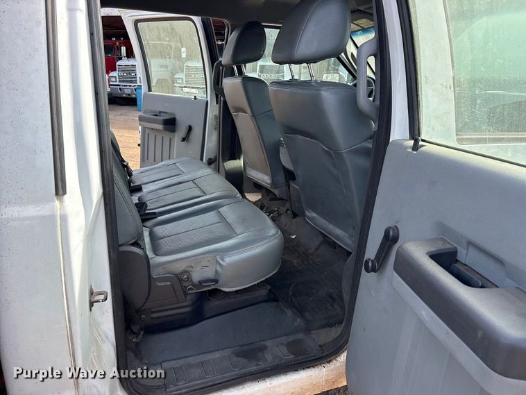 image for item ES8593 2015 Ford F350 Super Duty Crew Cab flatbed pickup truck