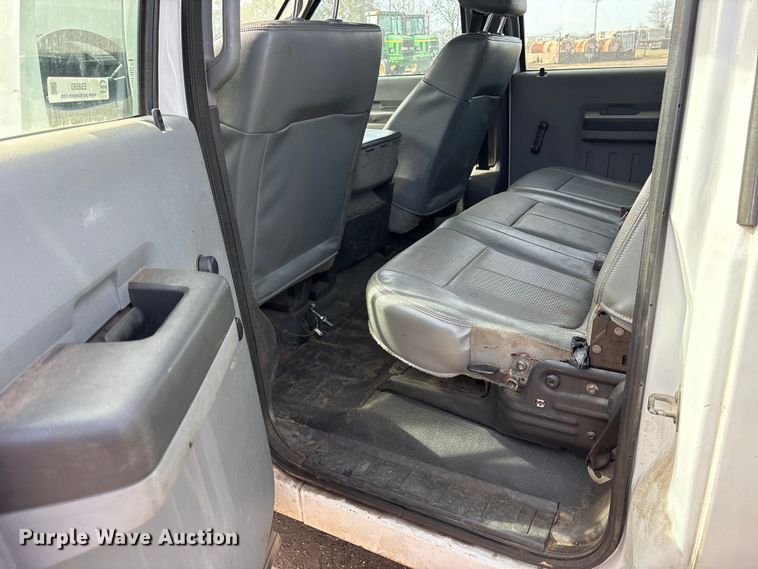 image for item ES8593 2015 Ford F350 Super Duty Crew Cab flatbed pickup truck