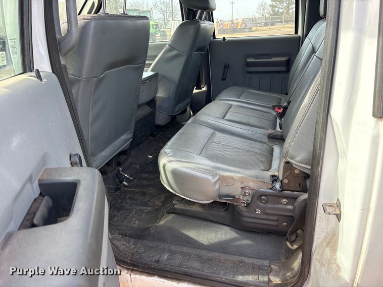 image for item ES8593 2015 Ford F350 Super Duty Crew Cab flatbed pickup truck