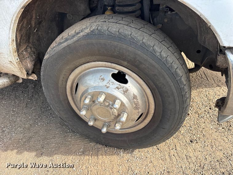 image for item ES8593 2015 Ford F350 Super Duty Crew Cab flatbed pickup truck