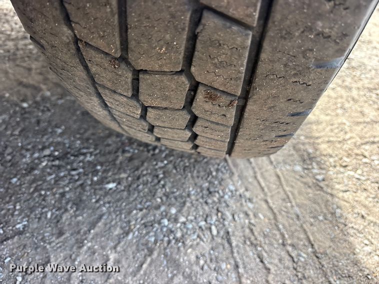 image for item ES8593 2015 Ford F350 Super Duty Crew Cab flatbed pickup truck