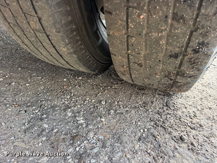 image for item ES8593 2015 Ford F350 Super Duty Crew Cab flatbed pickup truck