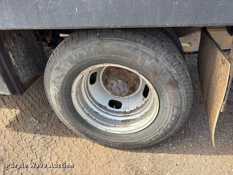 image for item ES8593 2015 Ford F350 Super Duty Crew Cab flatbed pickup truck