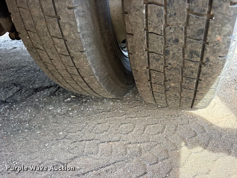 image for item ES8593 2015 Ford F350 Super Duty Crew Cab flatbed pickup truck