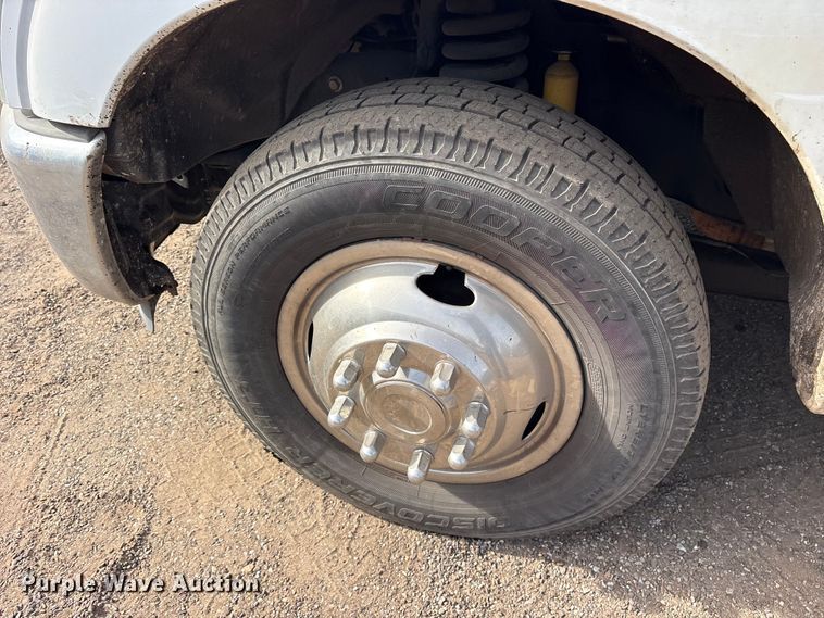 image for item ES8593 2015 Ford F350 Super Duty Crew Cab flatbed pickup truck