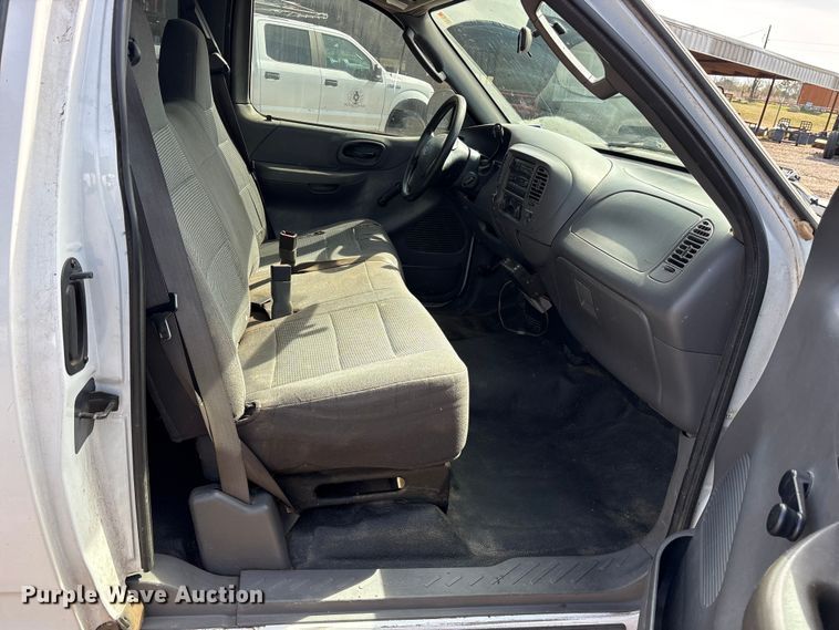 image for item ES8594 2004 Ford F150 Ext. Cab pickup truck