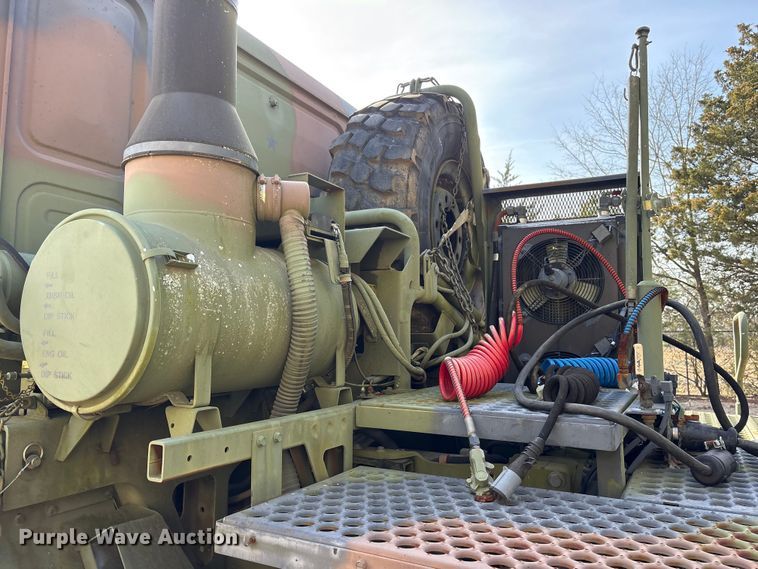 image for item ES8602 2003 Stewart & Stevenson M1088A1 semi truck