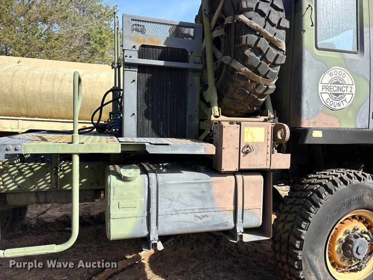 image for item ES8602 2003 Stewart & Stevenson M1088A1 semi truck