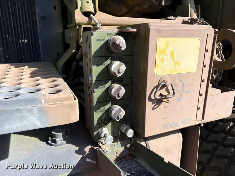 image for item ES8602 2003 Stewart & Stevenson M1088A1 semi truck