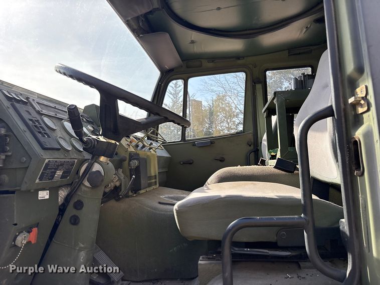 image for item ES8602 2003 Stewart & Stevenson M1088A1 semi truck