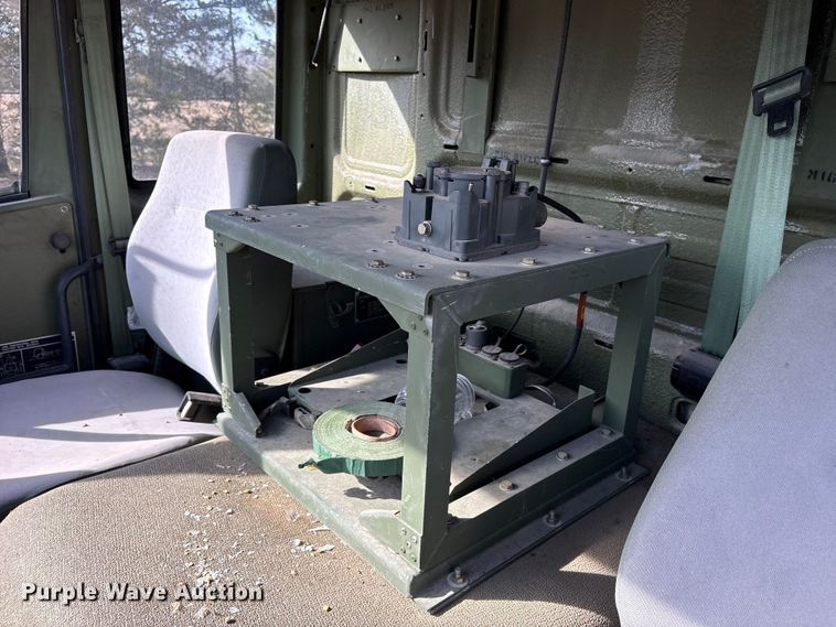 image for item ES8602 2003 Stewart & Stevenson M1088A1 semi truck