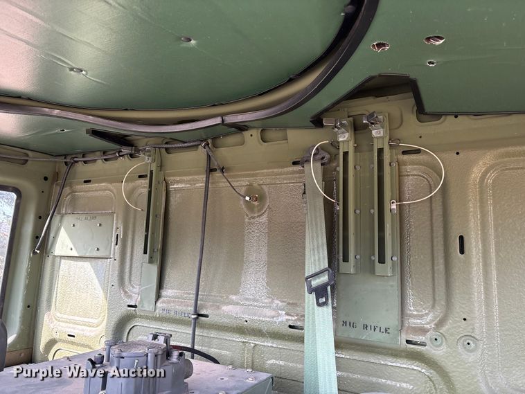 image for item ES8602 2003 Stewart & Stevenson M1088A1 semi truck