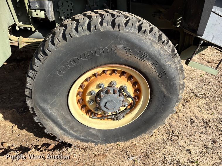 image for item ES8602 2003 Stewart & Stevenson M1088A1 semi truck