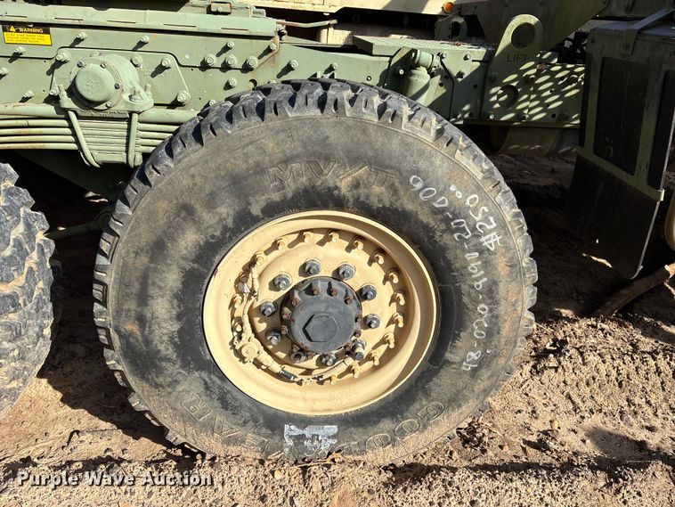 image for item ES8602 2003 Stewart & Stevenson M1088A1 semi truck