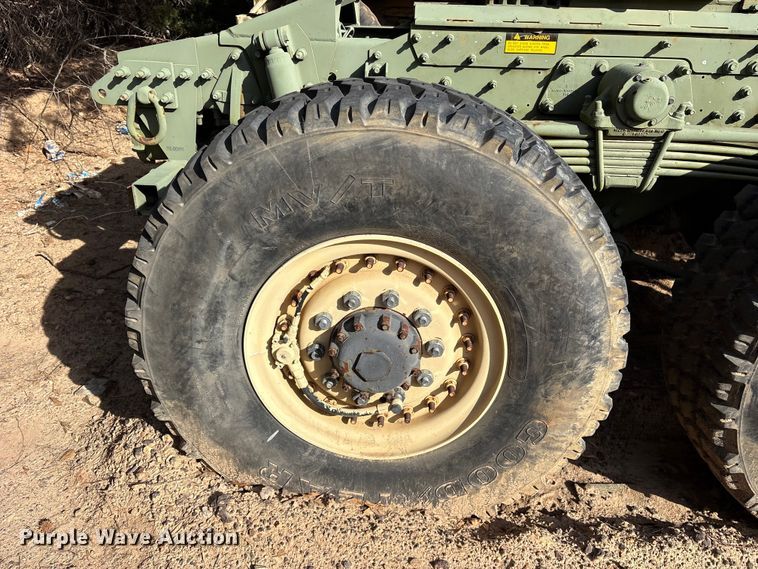 image for item ES8602 2003 Stewart & Stevenson M1088A1 semi truck