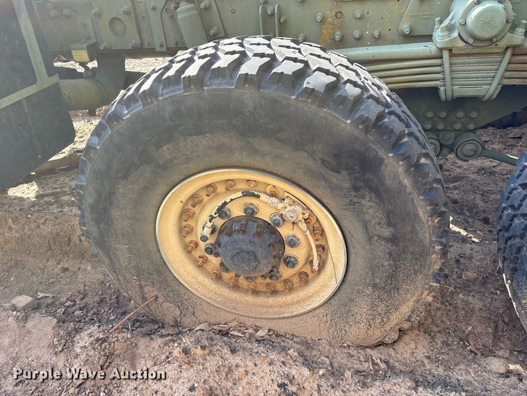 image for item ES8602 2003 Stewart & Stevenson M1088A1 semi truck