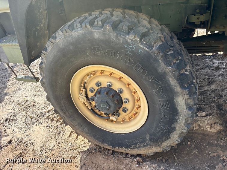 image for item ES8602 2003 Stewart & Stevenson M1088A1 semi truck