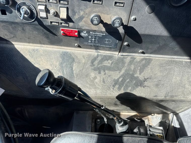 image for item ET1577 1990 Mack MC690CS pumper fire truck