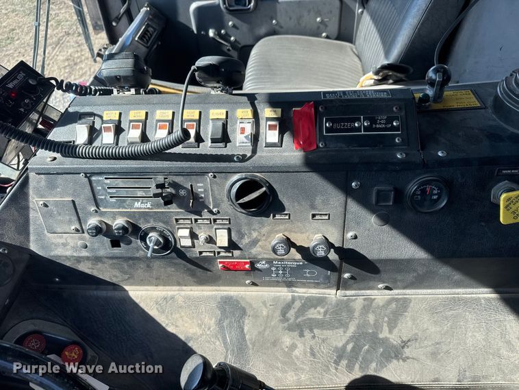 image for item ET1577 1990 Mack MC690CS pumper fire truck