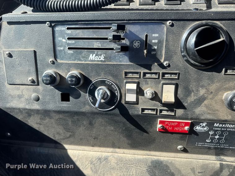 image for item ET1577 1990 Mack MC690CS pumper fire truck