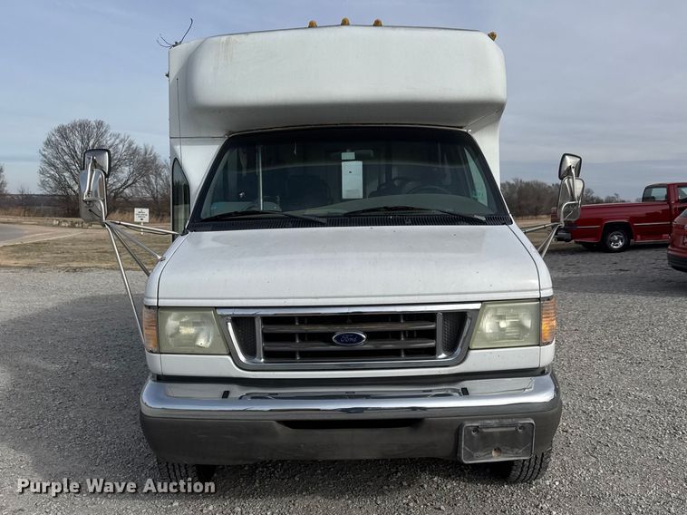 image for item ET1582 2003 Eldorado Aerotech E350 Super Duty shuttle bus