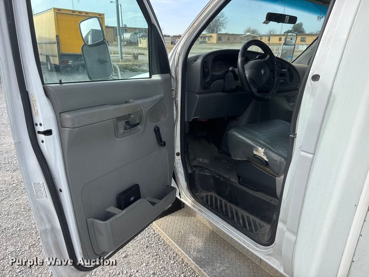 image for item ET1582 2003 Eldorado Aerotech E350 Super Duty shuttle bus