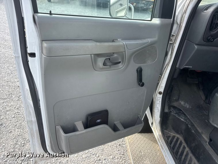 image for item ET1582 2003 Eldorado Aerotech E350 Super Duty shuttle bus