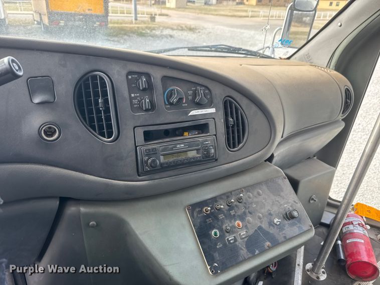 image for item ET1582 2003 Eldorado Aerotech E350 Super Duty shuttle bus