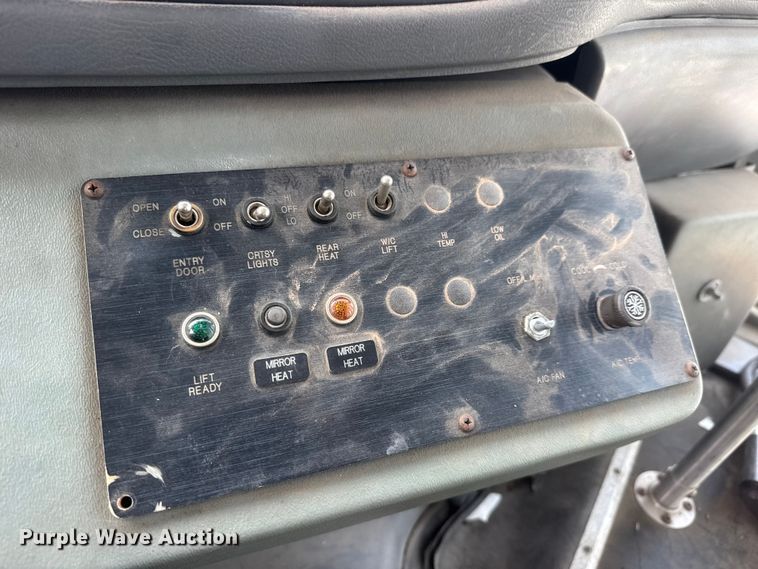 image for item ET1582 2003 Eldorado Aerotech E350 Super Duty shuttle bus