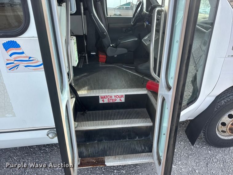 image for item ET1582 2003 Eldorado Aerotech E350 Super Duty shuttle bus