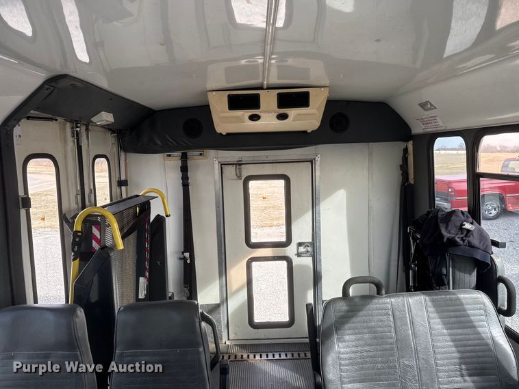 image for item ET1582 2003 Eldorado Aerotech E350 Super Duty shuttle bus