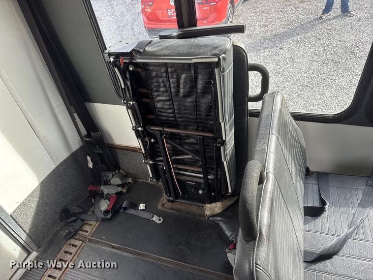 image for item ET1582 2003 Eldorado Aerotech E350 Super Duty shuttle bus