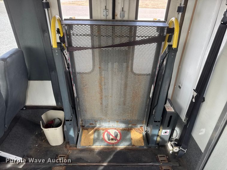 image for item ET1582 2003 Eldorado Aerotech E350 Super Duty shuttle bus