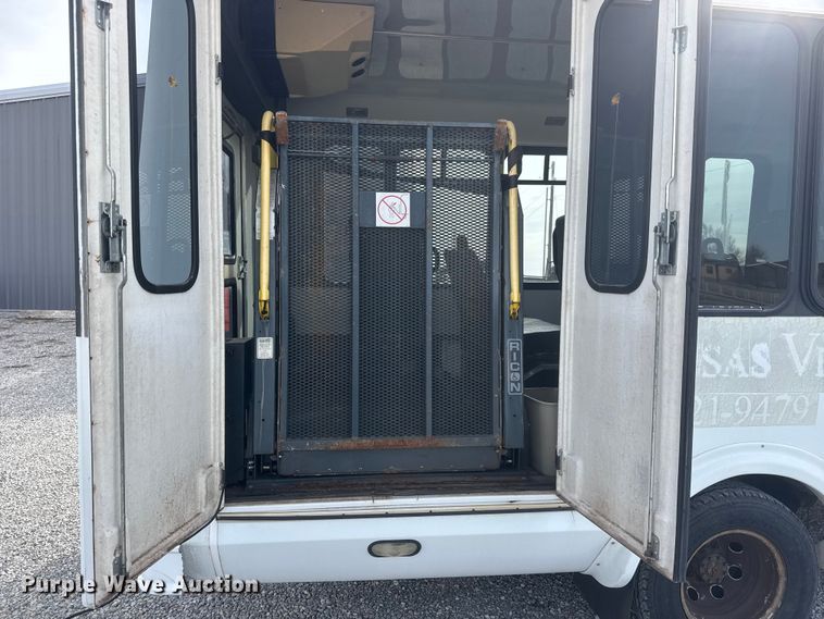 image for item ET1582 2003 Eldorado Aerotech E350 Super Duty shuttle bus