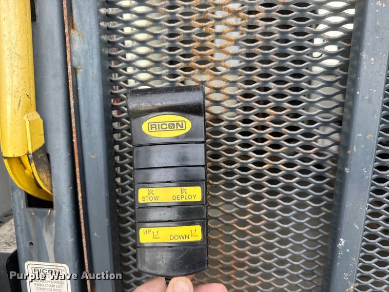 image for item ET1582 2003 Eldorado Aerotech E350 Super Duty shuttle bus