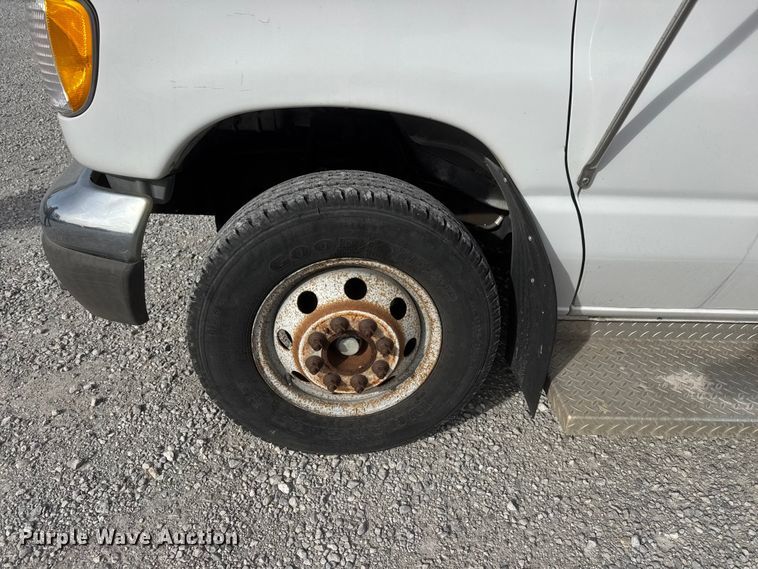 image for item ET1582 2003 Eldorado Aerotech E350 Super Duty shuttle bus