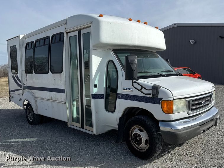 image for item ET1583 2007 Goshen Coach E450 Super Duty shuttle bus