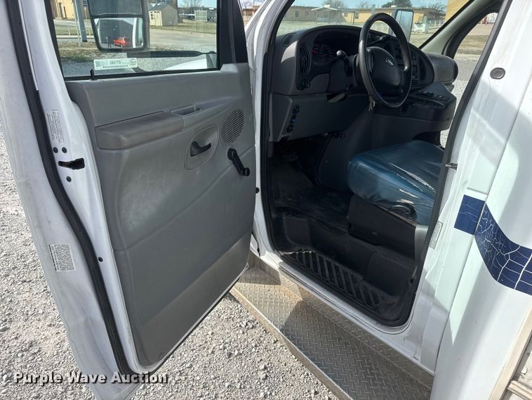 image for item ET1583 2007 Goshen Coach E450 Super Duty shuttle bus