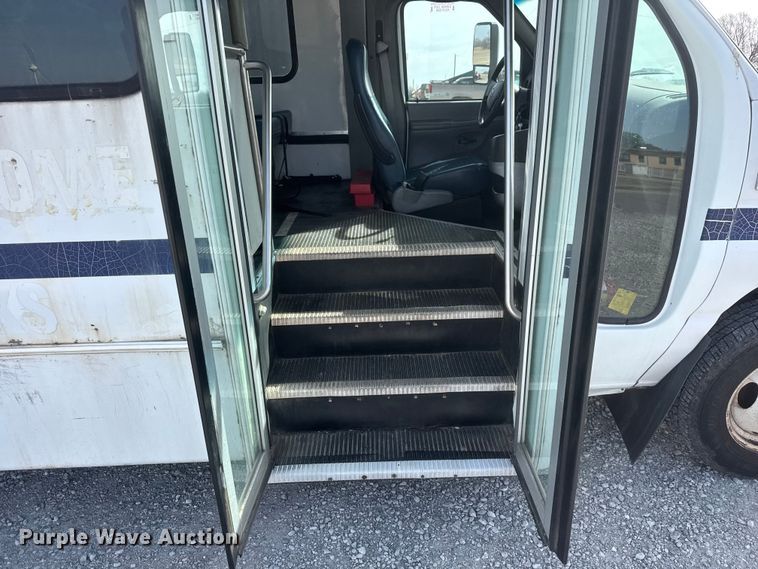 image for item ET1583 2007 Goshen Coach E450 Super Duty shuttle bus