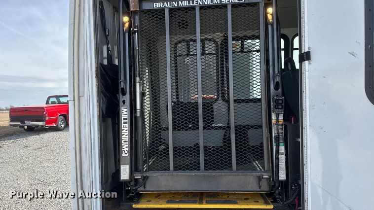 image for item ET1583 2007 Goshen Coach E450 Super Duty shuttle bus