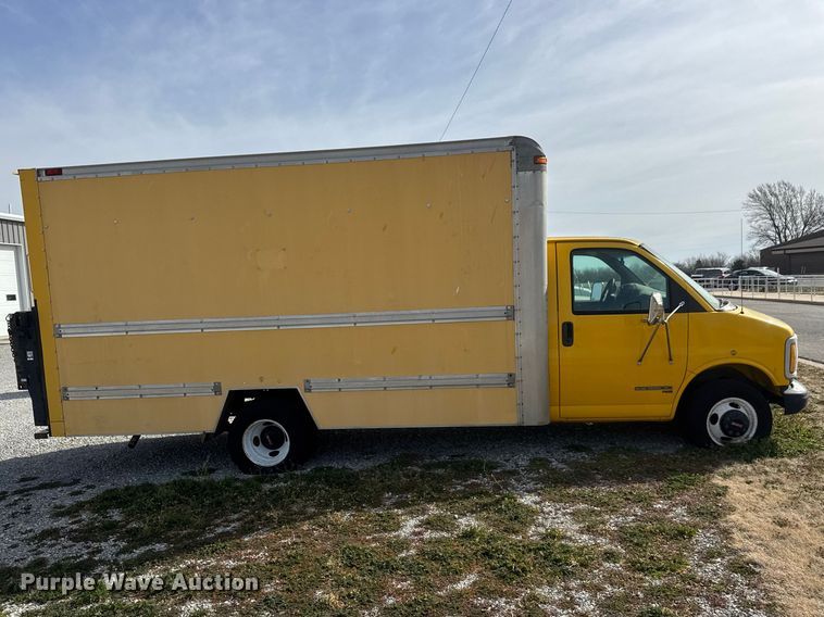 image for item ET1584 1999 GMC Savana 3500 box truck