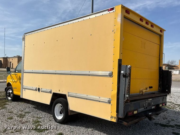 image for item ET1584 1999 GMC Savana 3500 box truck
